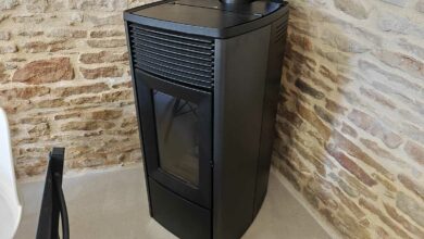 Une poêle à bois dans un salon.