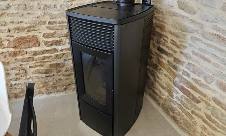 Une poêle à bois dans un salon.