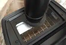 Le réservoir à granulés d'un poêle à bois.
