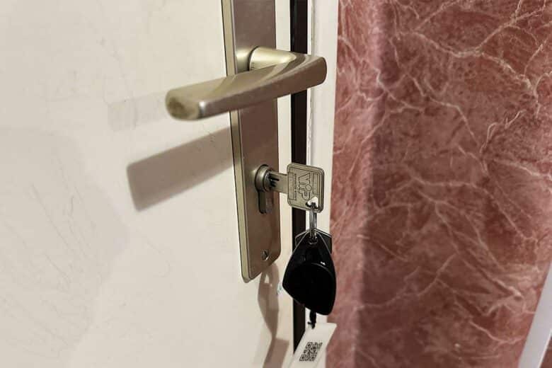 Une serrure de porte.