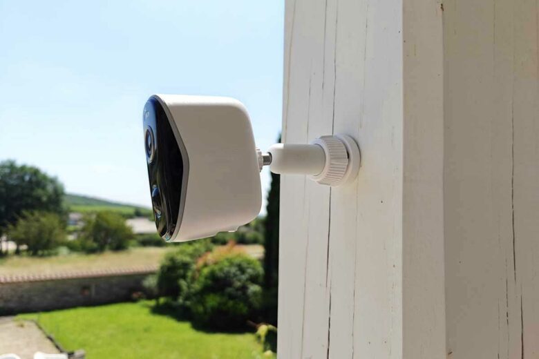 Une caméra de surveillance.