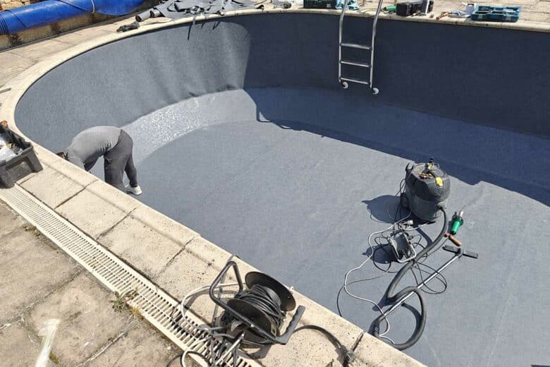 L'installation du PVC armé par soudure.
