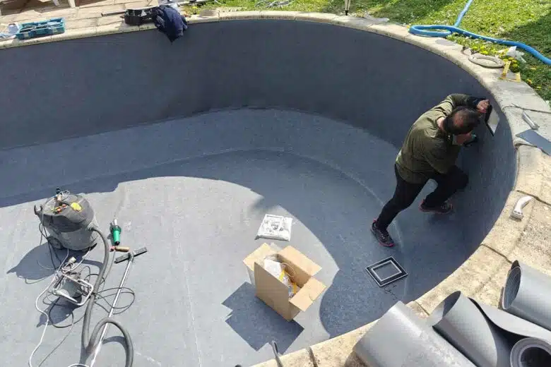 Lors d'un changement de liner, le client a choisi du PVC armé de couleur foncée pour sa robustesse mais également pour limiter les déperditions thermiques et améliorer la chauffe solaire.