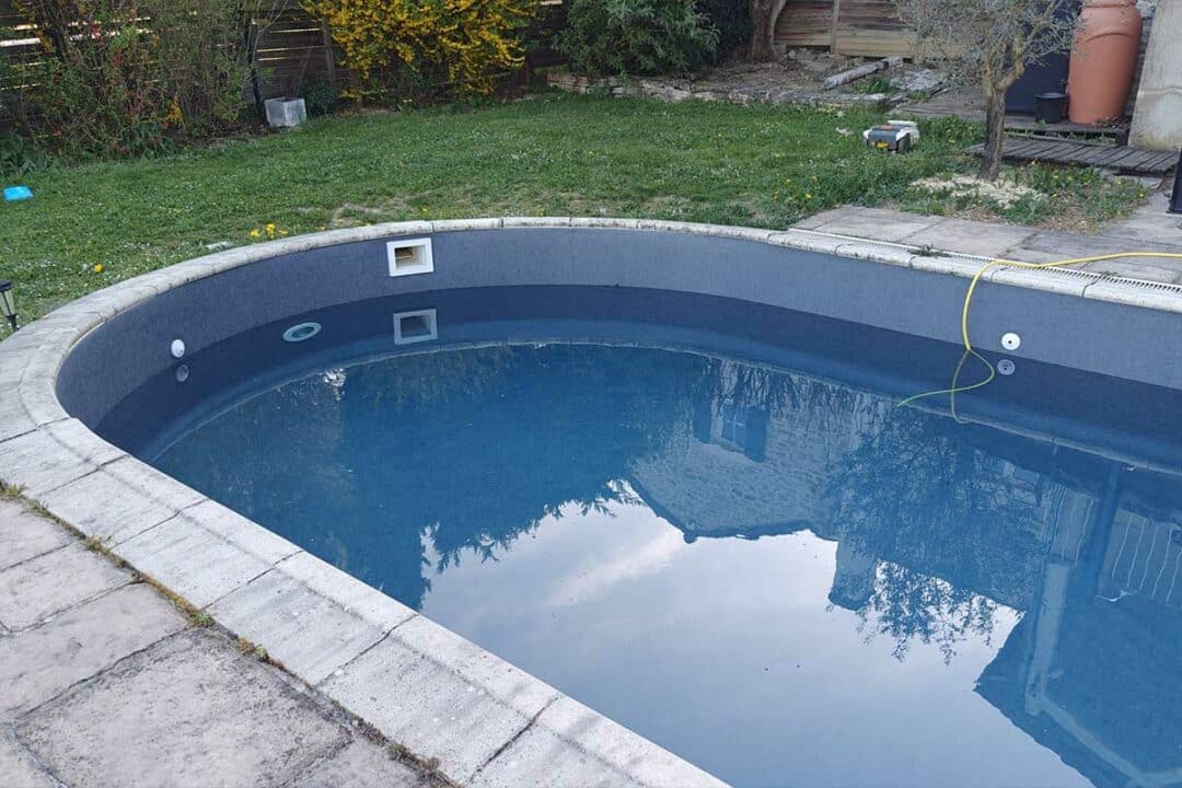 Une piscine en cours de remplissage.