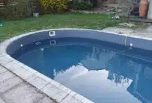Une piscine en cours de remplissage.