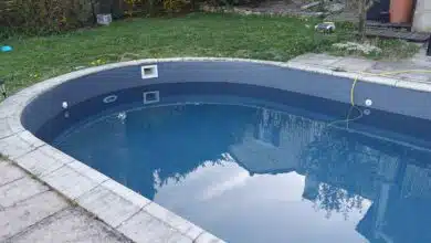 Une piscine en cours de remplissage.