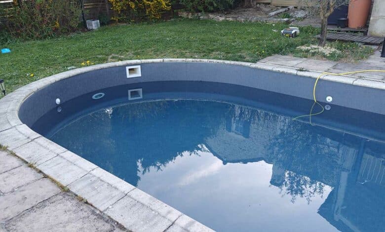 Une piscine en cours de remplissage.