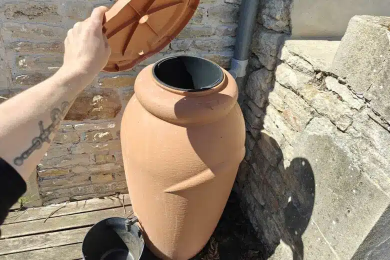 Un récupérateur d'eau raccordé à la gouttière.