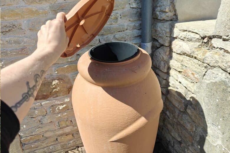 Installez un couvercle sur votre récupérateur d'eau de pluie pour limiter l'exposition au soleil et l'accès des moustiques.