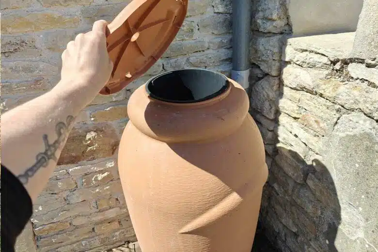 Installez un couvercle sur votre récupérateur d'eau de pluie pour limiter l'exposition au soleil et l'accès des moustiques.