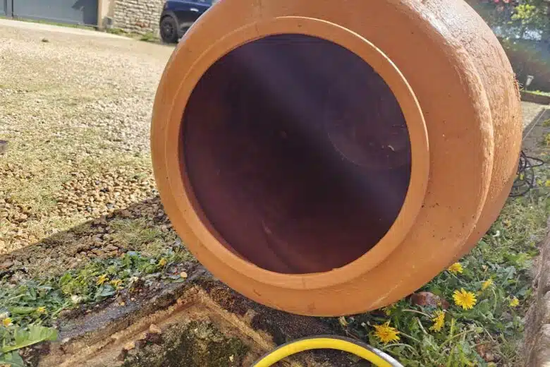 Un nettoyage régulier de votre récupérateur d'eau de pluie limite la formation d'algues.