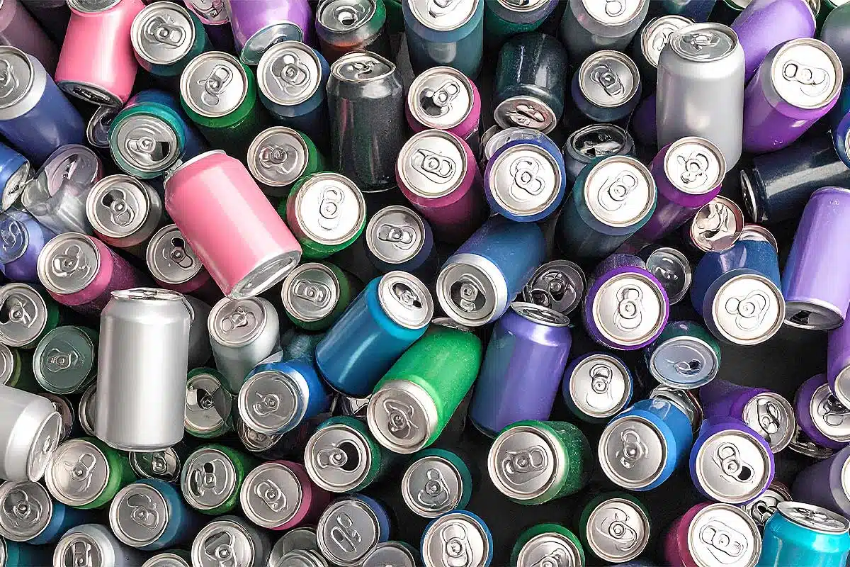 De nombreuses canettes à recycler.
