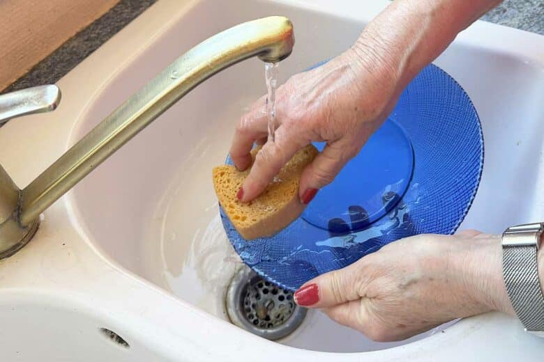 Lavage de vaisselle à la main.