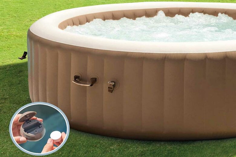 Un spa gonflable dans le jardin.