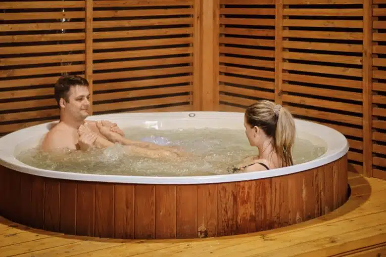 Un couple dans un spa.