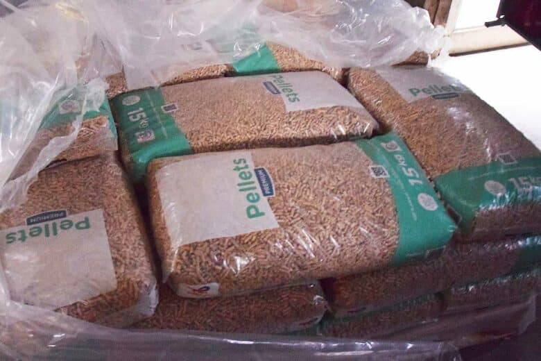 Des sacs de pellets rangés sur une palette.