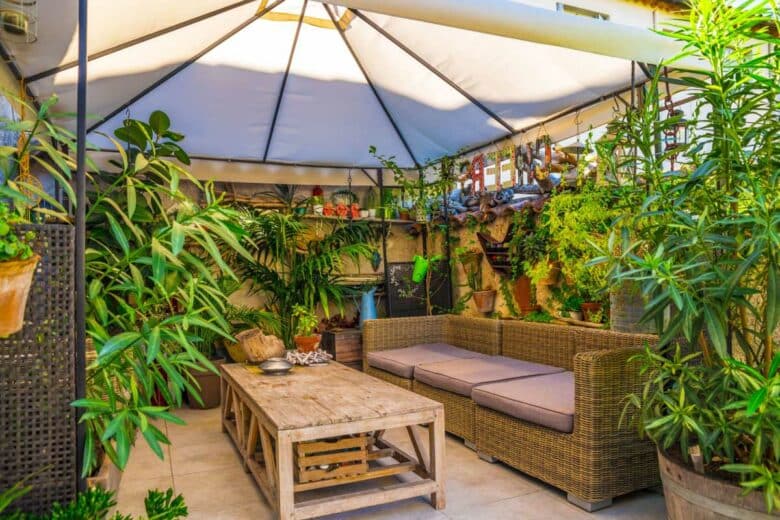 Une tonnelle tendue au-dessus d'une terrasse.