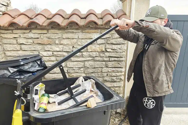 Utilisation d'un compacteur pour réduire le volume des déchets.