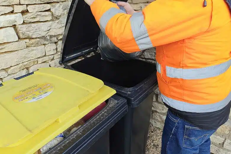 Dépôt d'ordures dans le bac à déchets.