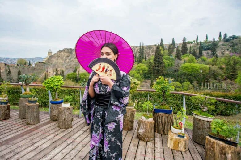 Une femme en kimono.