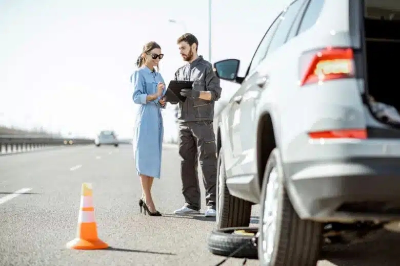 Une femme en panne sur le bord de la route.