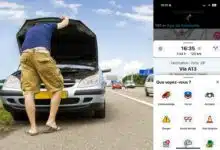 Une personne en panne sur le bord de la route.