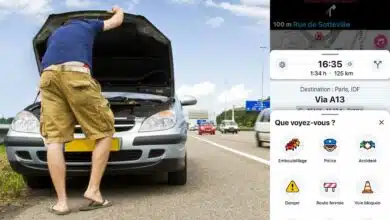 Une personne en panne sur le bord de la route.