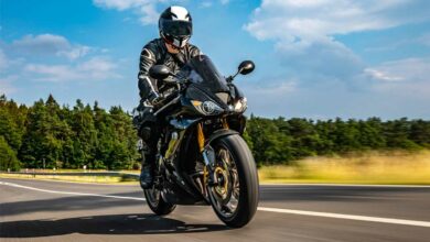 Un motard se balade sur la route.