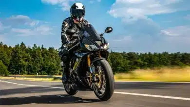 Un motard se balade sur la route.