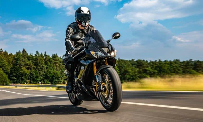 Un motard se balade sur la route.