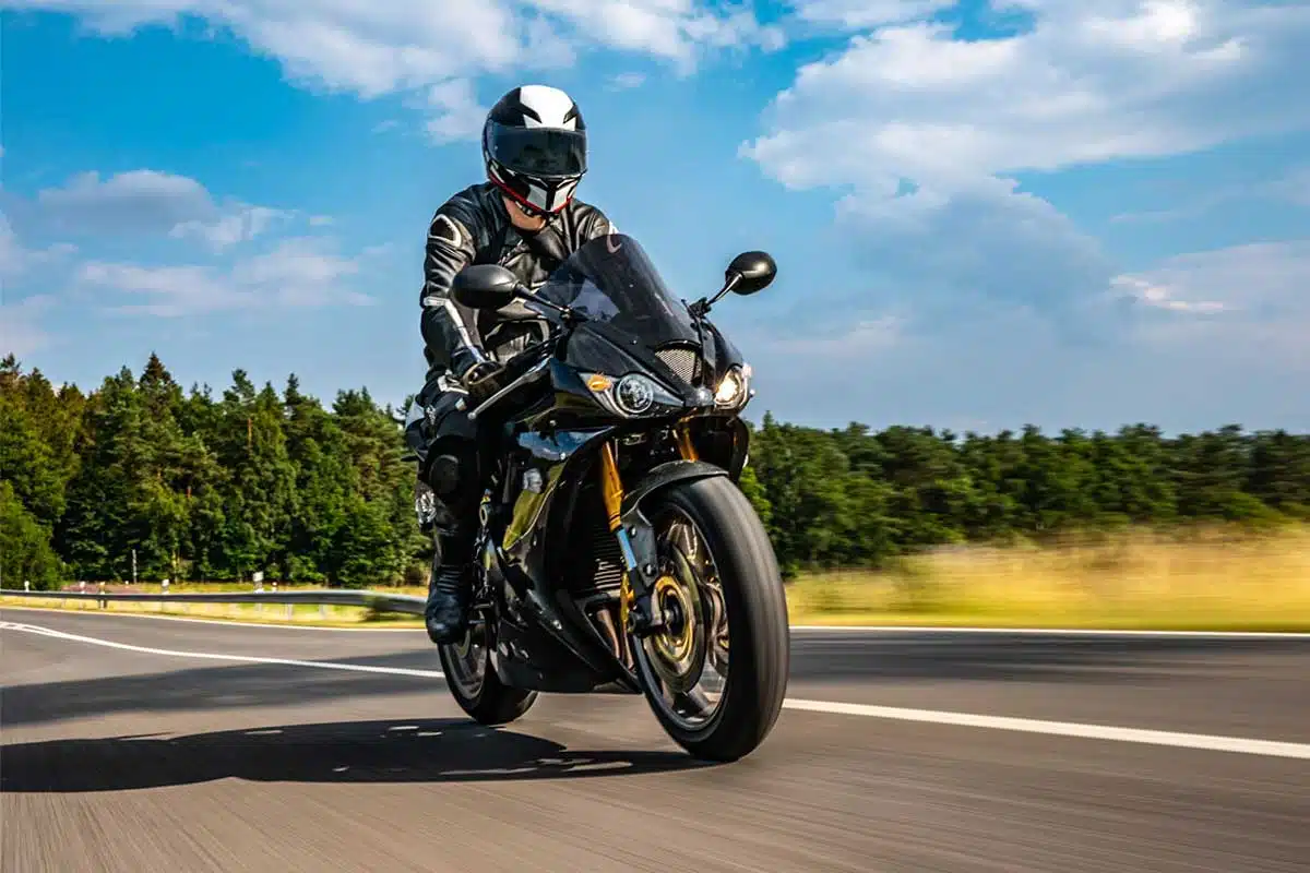 Un motard se balade sur la route.