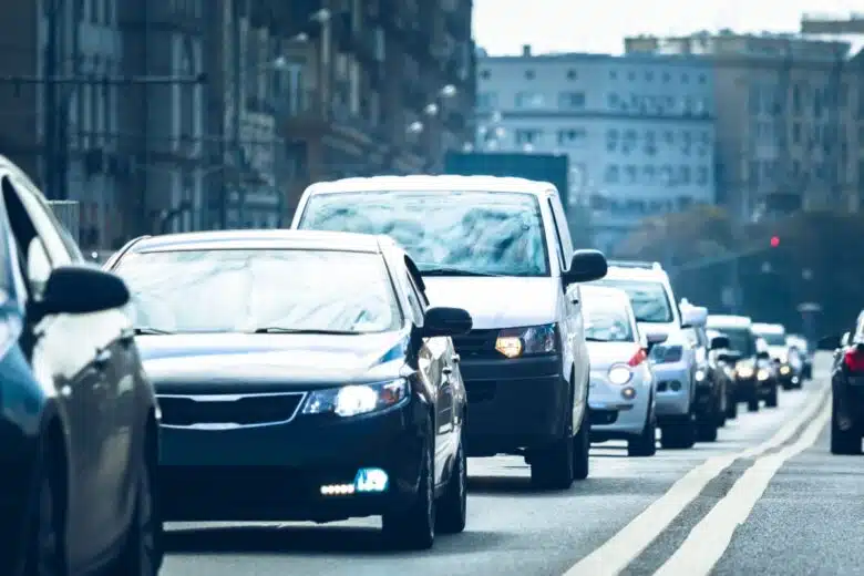 Une file de voiture qui circule lentement.