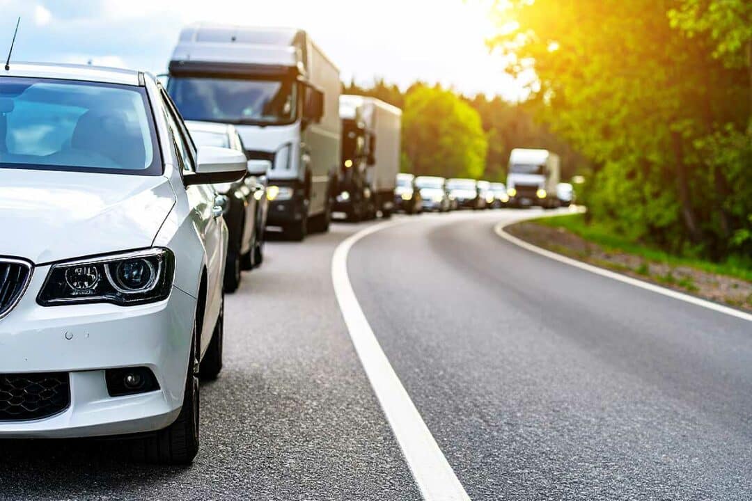 Une file de véhicules sur une route.