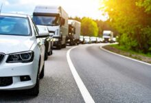 Une file de véhicules sur une route.