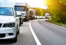 Une file de véhicules sur une route.