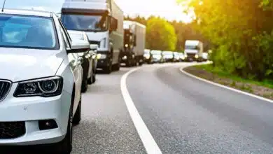 Une file de véhicules sur une route.