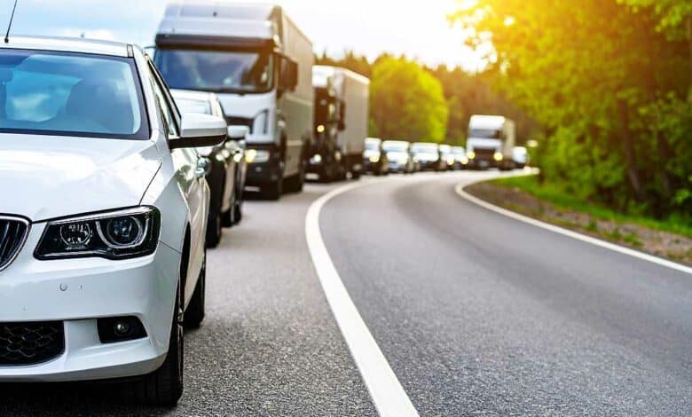Une file de véhicules sur une route.