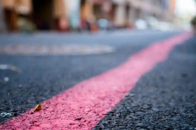 Une ligne rouge sur la route pour signifier un danger.