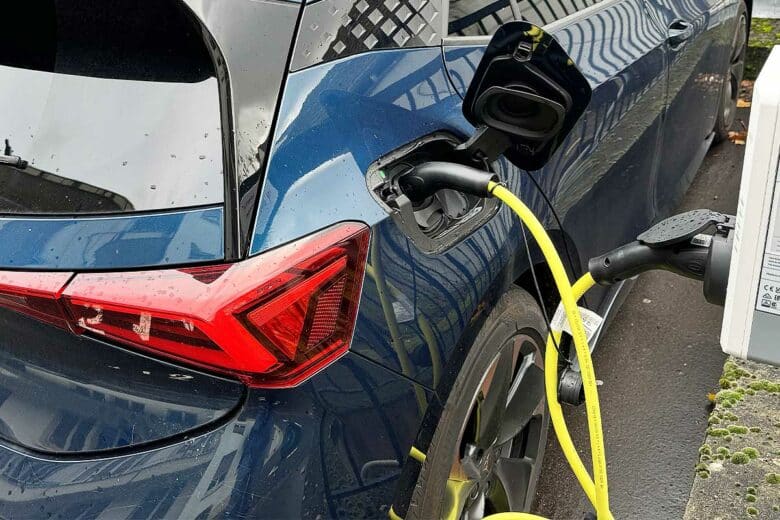 Un véhicule électrique en charge.