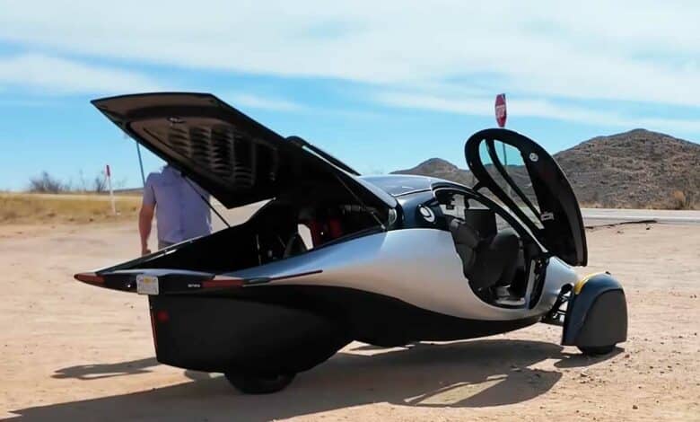 L'Aptera est une voiture électrique solaire.