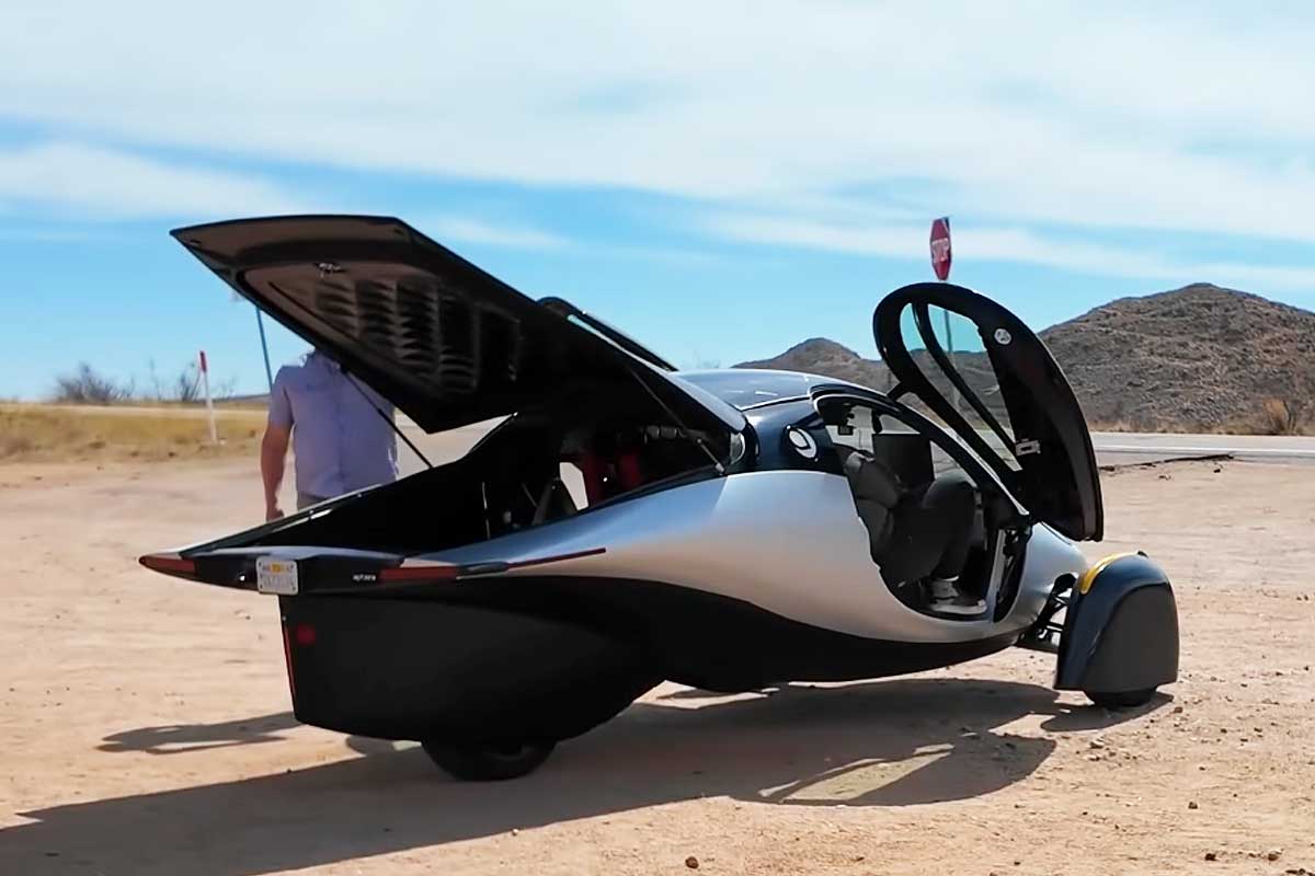 L'Aptera est une voiture électrique solaire.