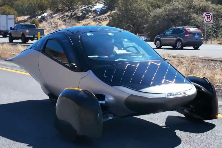 L'Aptera lors d'un test routier.