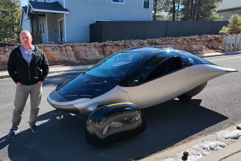 Le CEO d'Aptera lors d'un essai routier grandeur réelle.