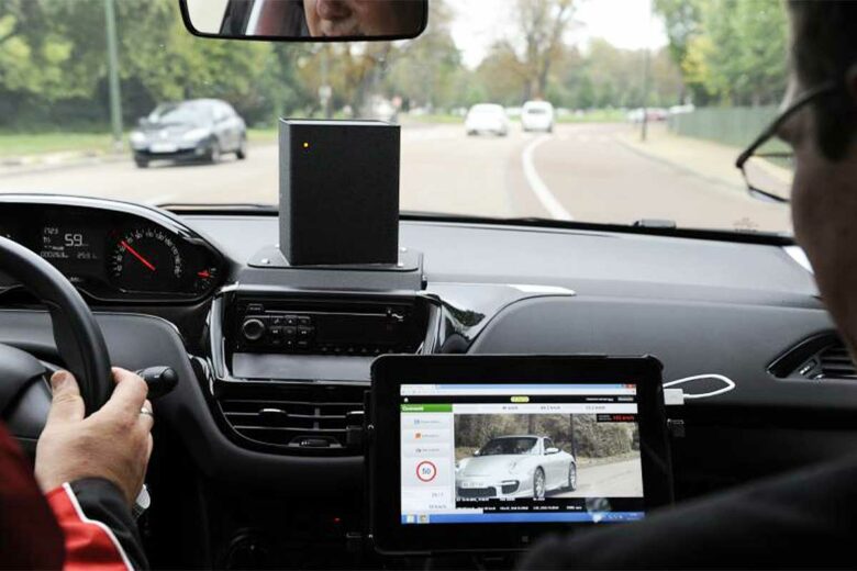 Un équipage de voiture radar.