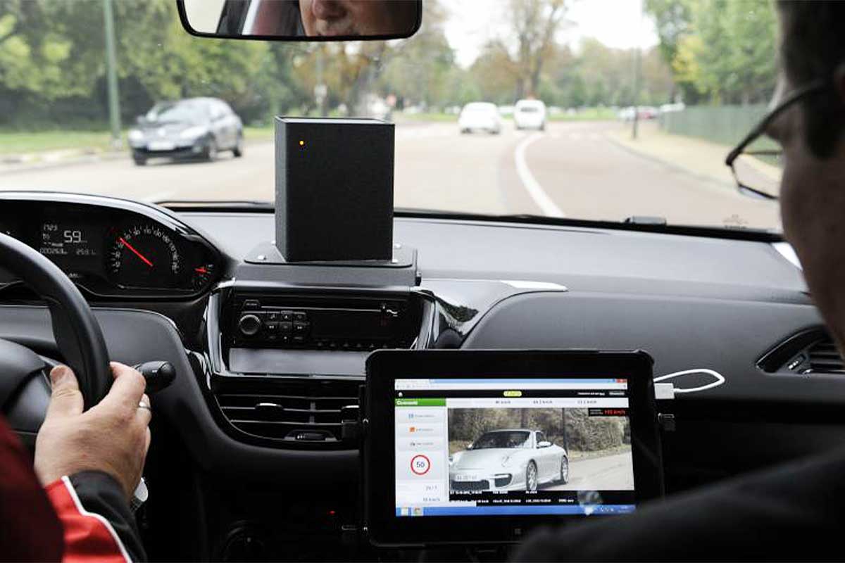 Un équipage de voiture radar.