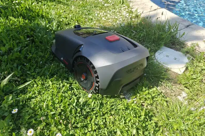 Le robot tondeuse Mova 1000.