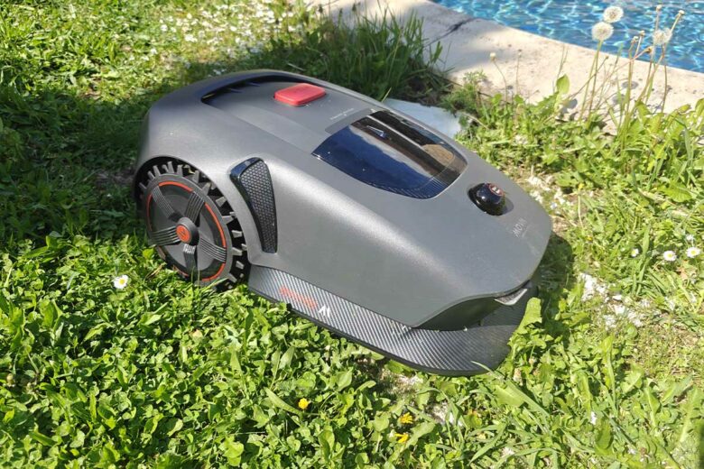 Un robot tondeuse pour entretenir le jardin.