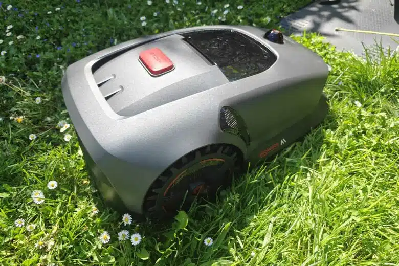 Un robot tondeuse tout terrain.