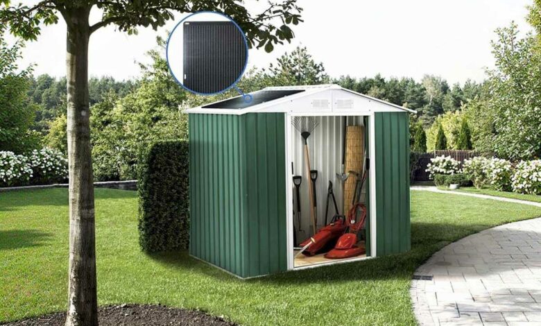 Un abri de jardin avec des panneaux solaires.