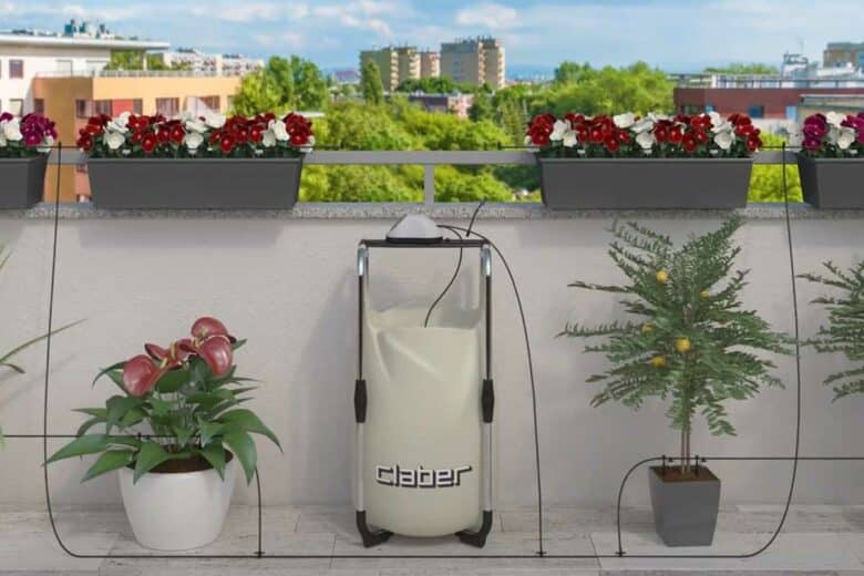 Un système de récupérateur d'eau et d'arrosage goutte à goutte.